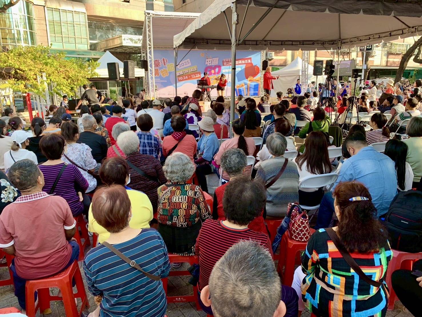 「2025台中購物節-屯區GOGO購」吸引大小朋友和在地民眾參與。（圖／台中市政府經濟發展局提供）