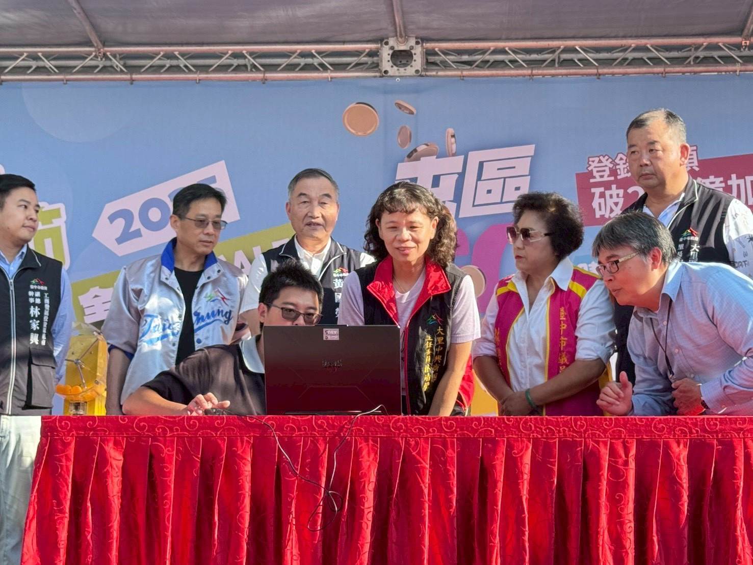 貴賓參與購物節抽獎活動。（圖／台中市政府經濟發展局提供）