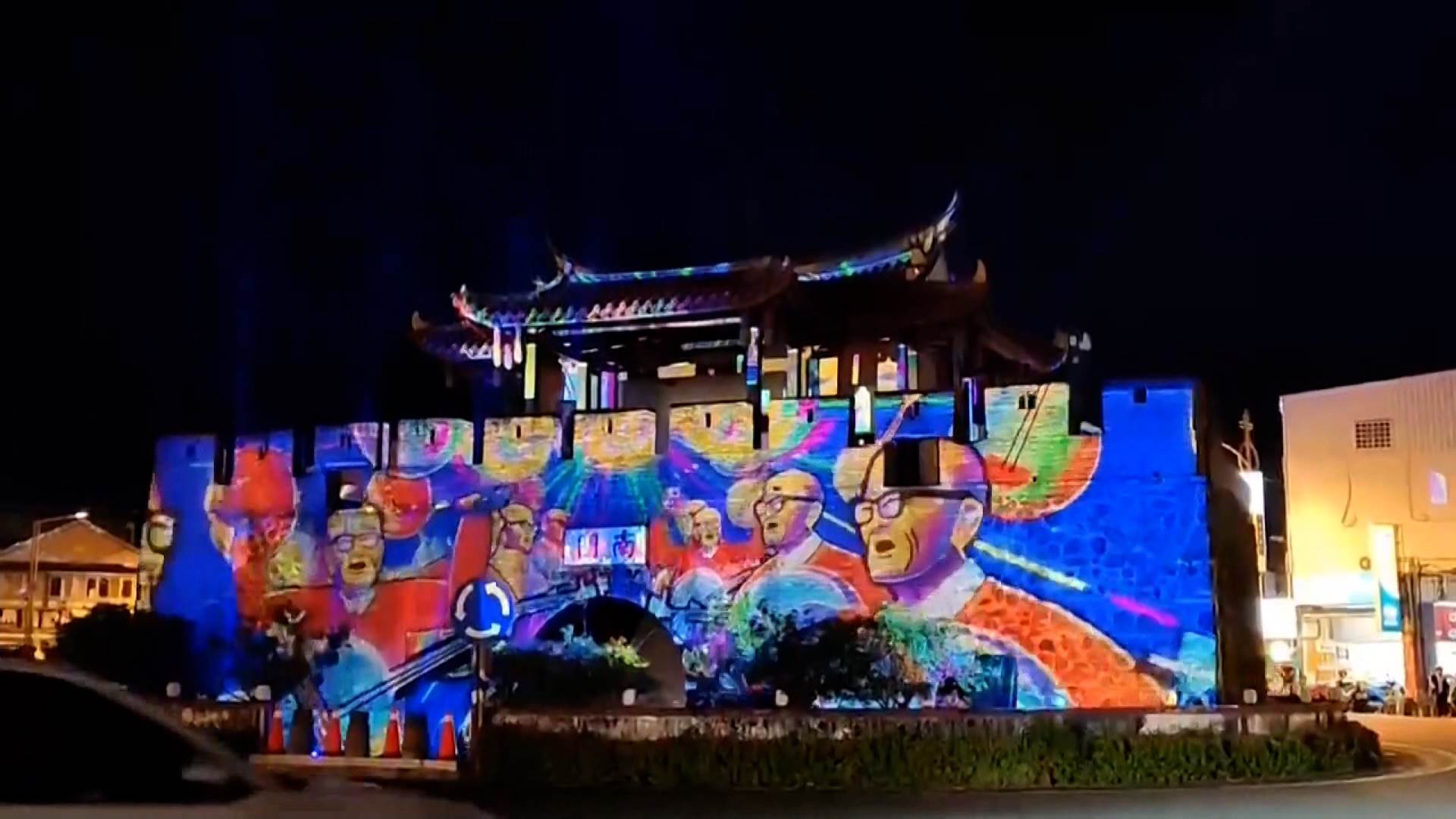 恆春古城四座城門搭配光雕投影，串起絢麗光影效果，吸引大批民眾欣賞。（圖／東森新聞）