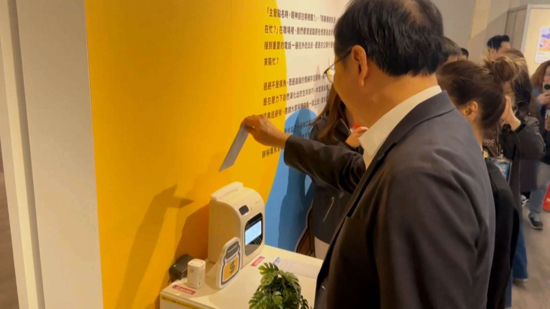 序列 18.00_02_41_22.Still015