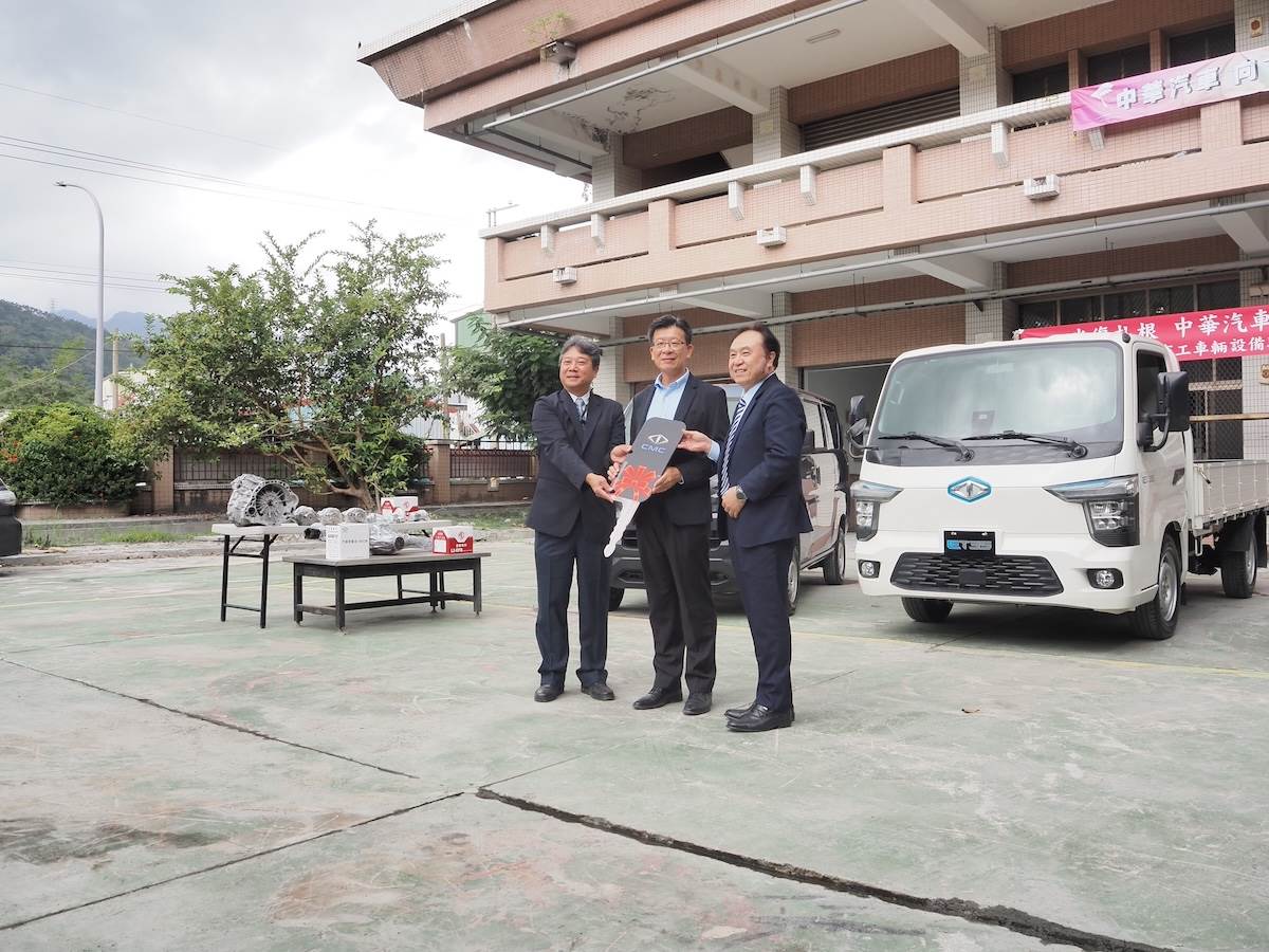 中華汽車吳岳峯部長及匯豐汽車沈翔雲副總帶來豐富的車輛資源協助光復商工災後重建。（圖／中華汽車提供）