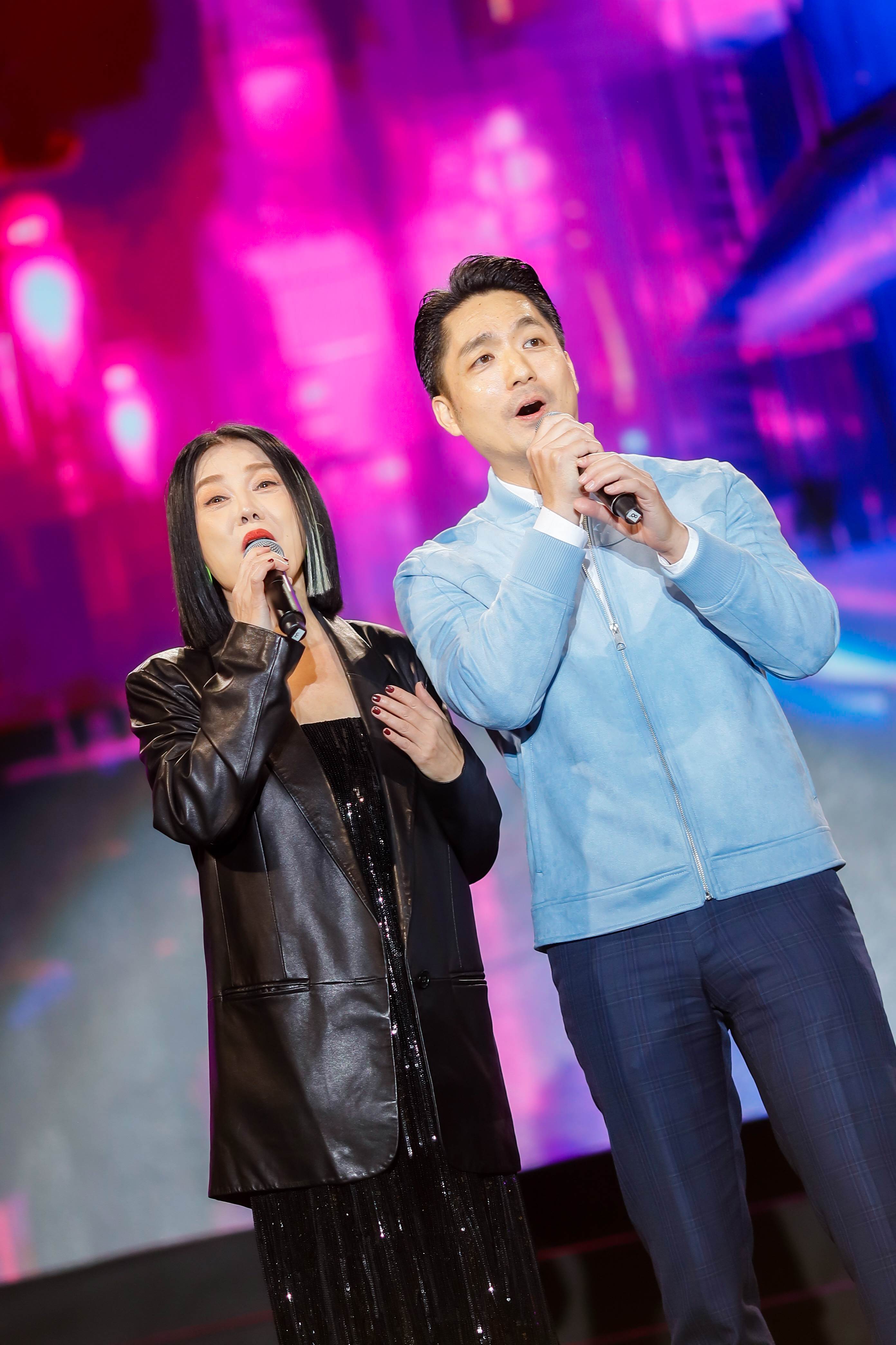 台北市長蔣萬安親臨現場與苗可麗一同在台上高歌，將氣氛掀到最高潮。（圖／業者提供） 