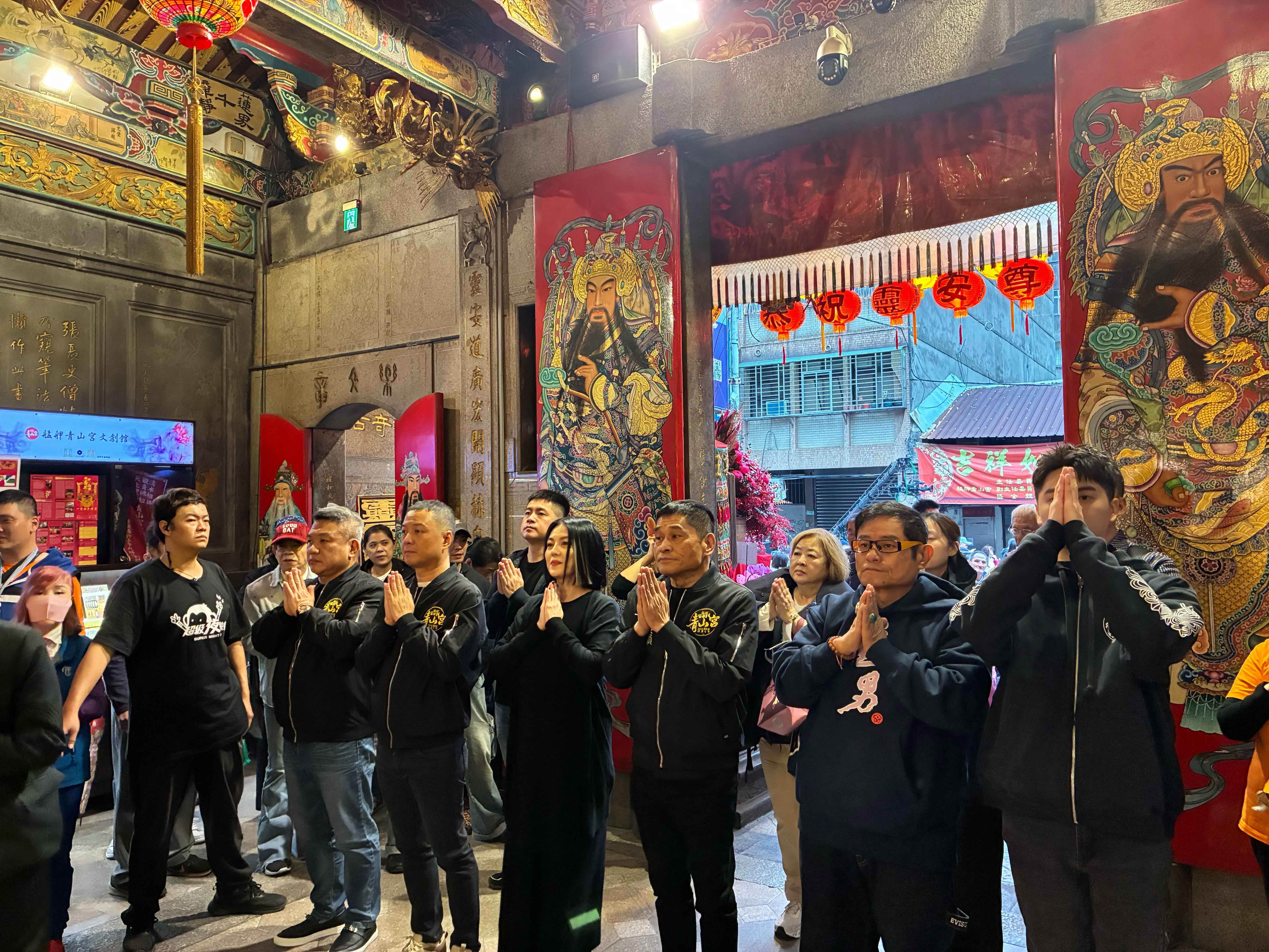 超級夜總會的主持人更在晚會開始前，特別前往青山宮虔誠參拜，展現對在地信仰文化的尊重。（圖／業者提供） 