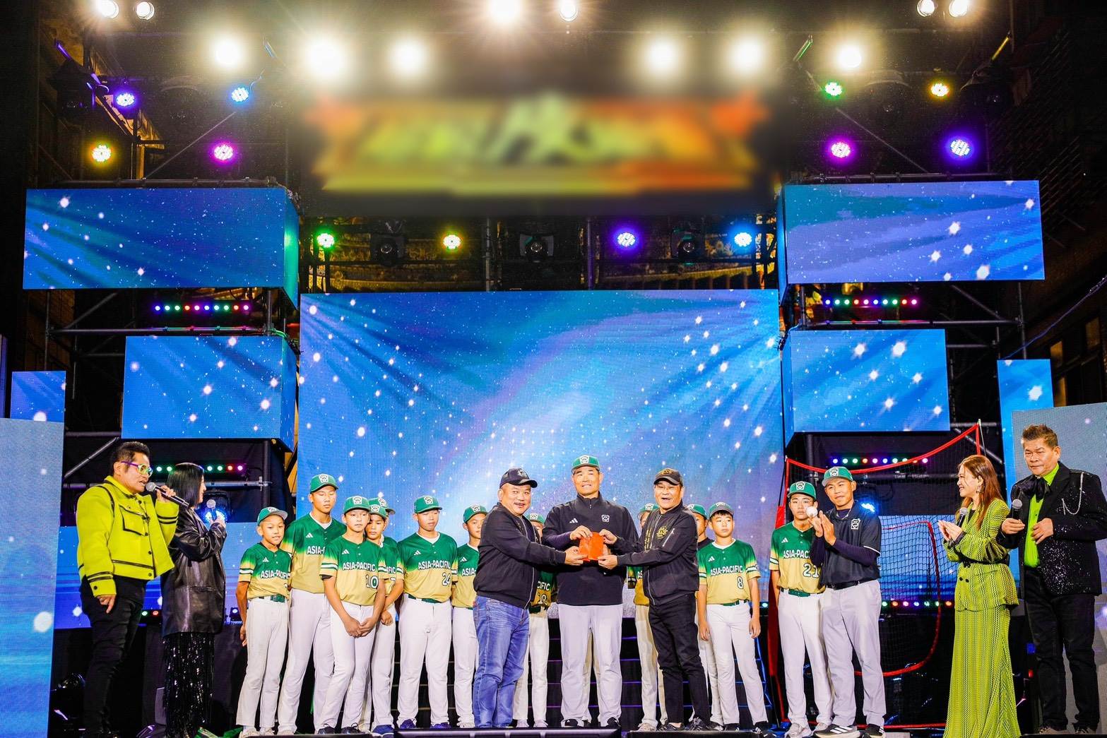  活動特別邀請東園國小與萬華國中學生上台演出，展現青年學子的活力，並額外提供加菜金，鼓勵孩子們持續努力。（圖／業者提供） 