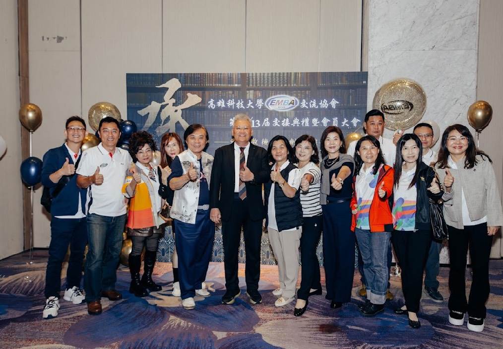 中為興農（股）公司董事總監劉雲松理事長與高科大EMBA系友合影。（圖／業者提供）