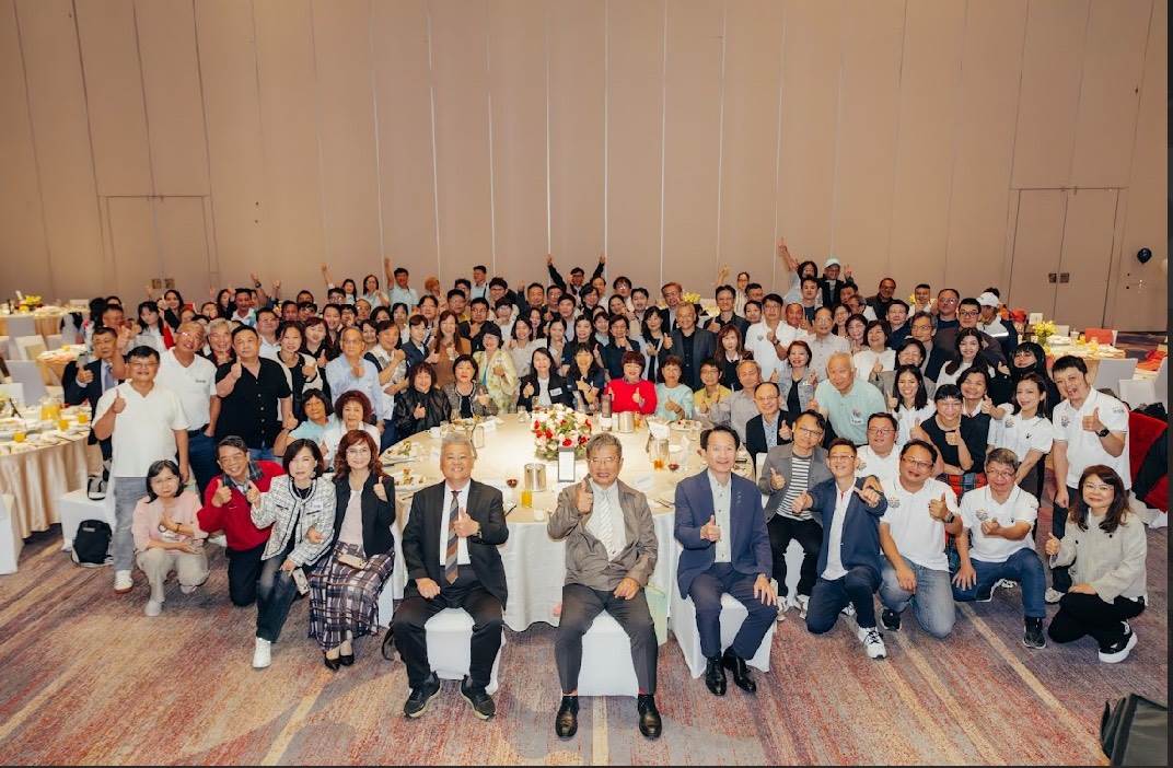 左ㄧ為興農（股）公司董事總監 劉雲松理事長、中為高雄科技大學校長楊慶煜、右ㄧ二為副校長吳忠信、郭俊賢 及 高科大EMBA系友全體合影。（圖／業者提供）