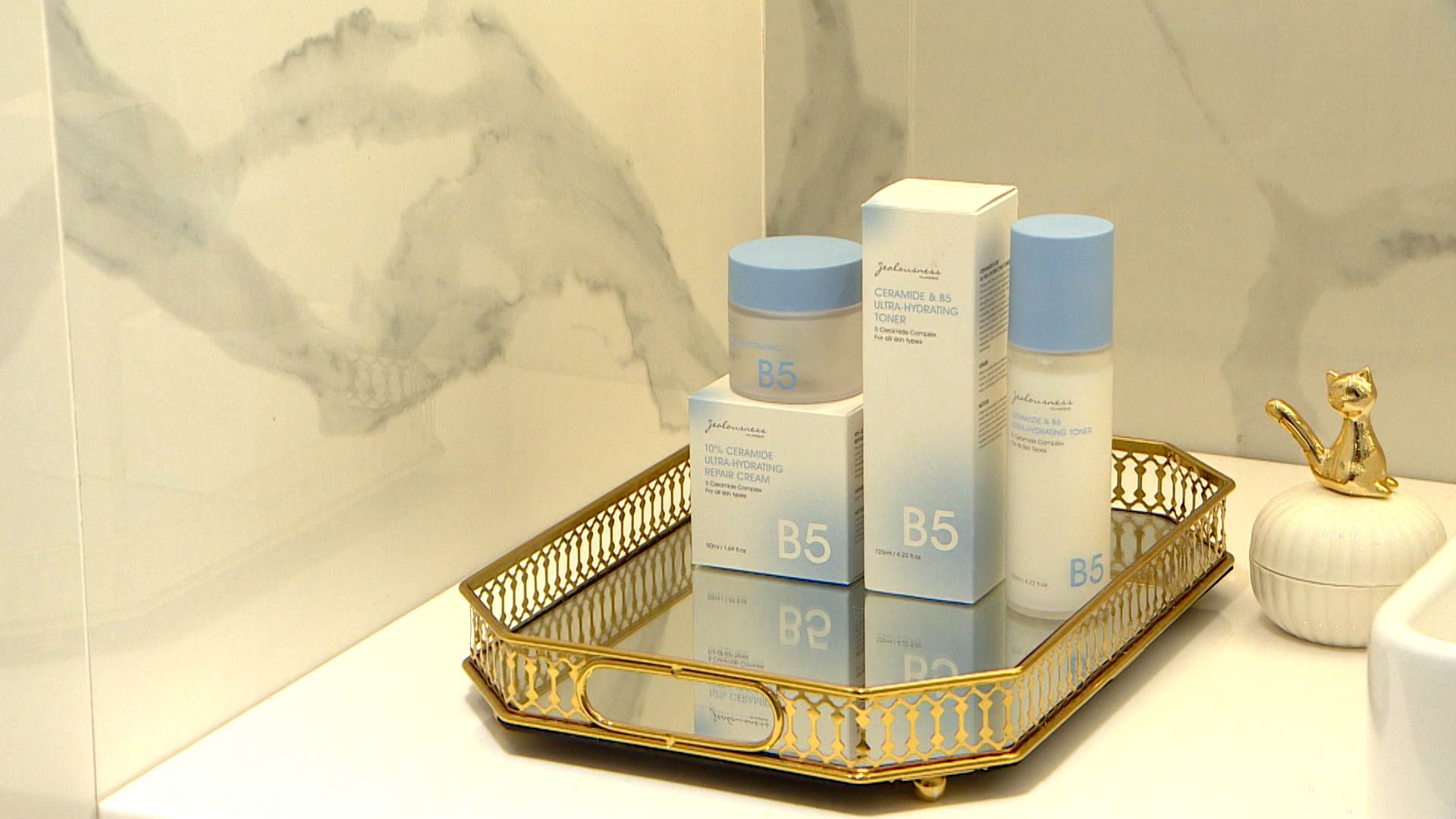 婕洛妮絲添加了高濃度五重神經醯胺，再加上B5以及玻尿酸的多重補水，讓消費者也能安心使用。（圖／東森新聞）