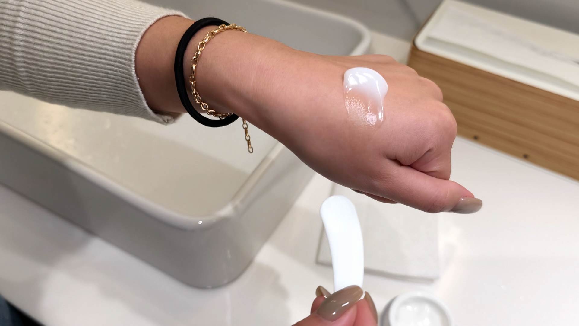 醫美術後保養需同時兼顧防曬、修復與保濕，其中保濕更是維持修護效果的核心。（圖／東森新聞）