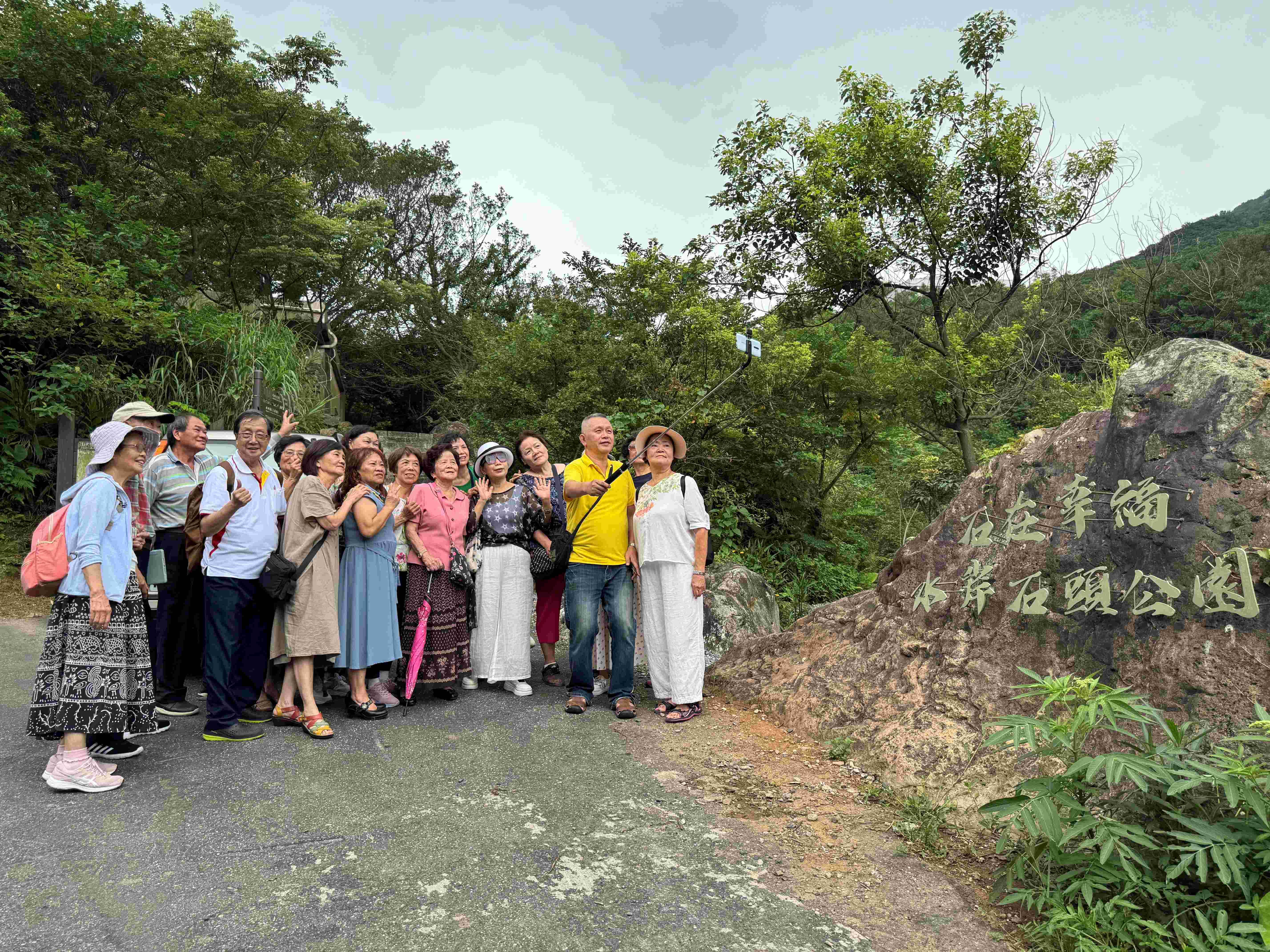 社區設立「石在幸福.水岸石頭公園」成為遊客新打卡點