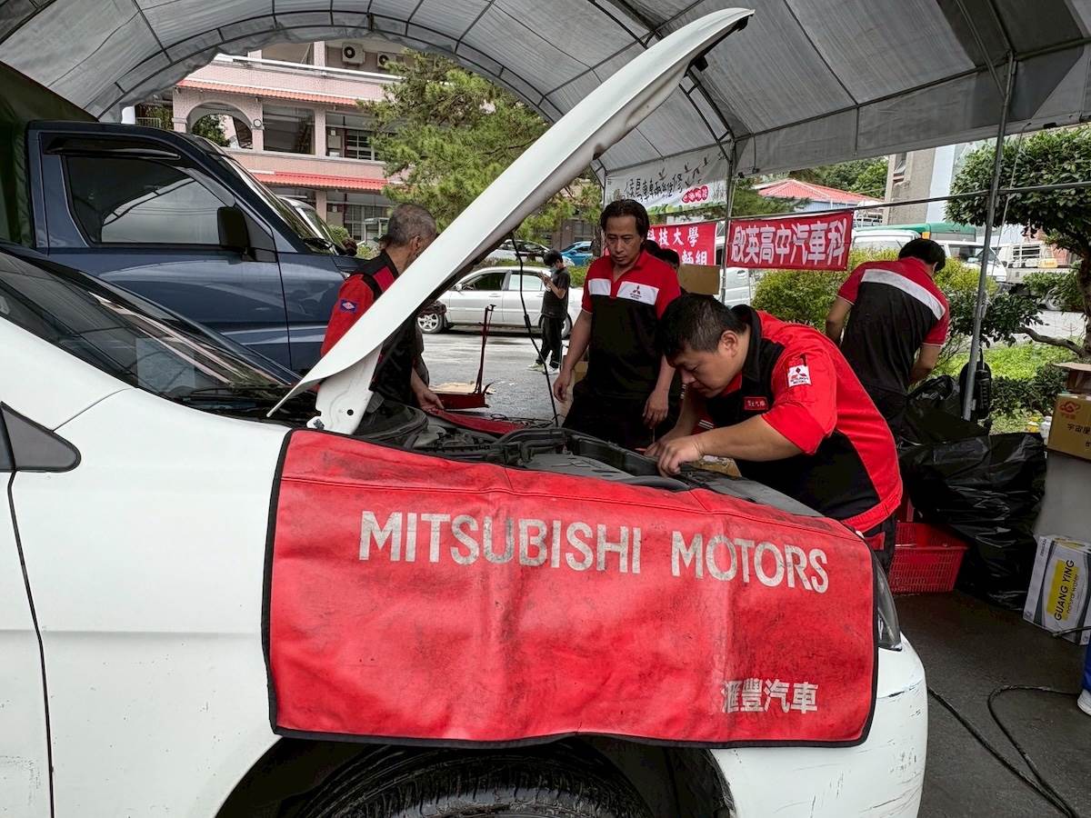 技師仔細檢查車輛狀況。(圖/中華汽車提供)