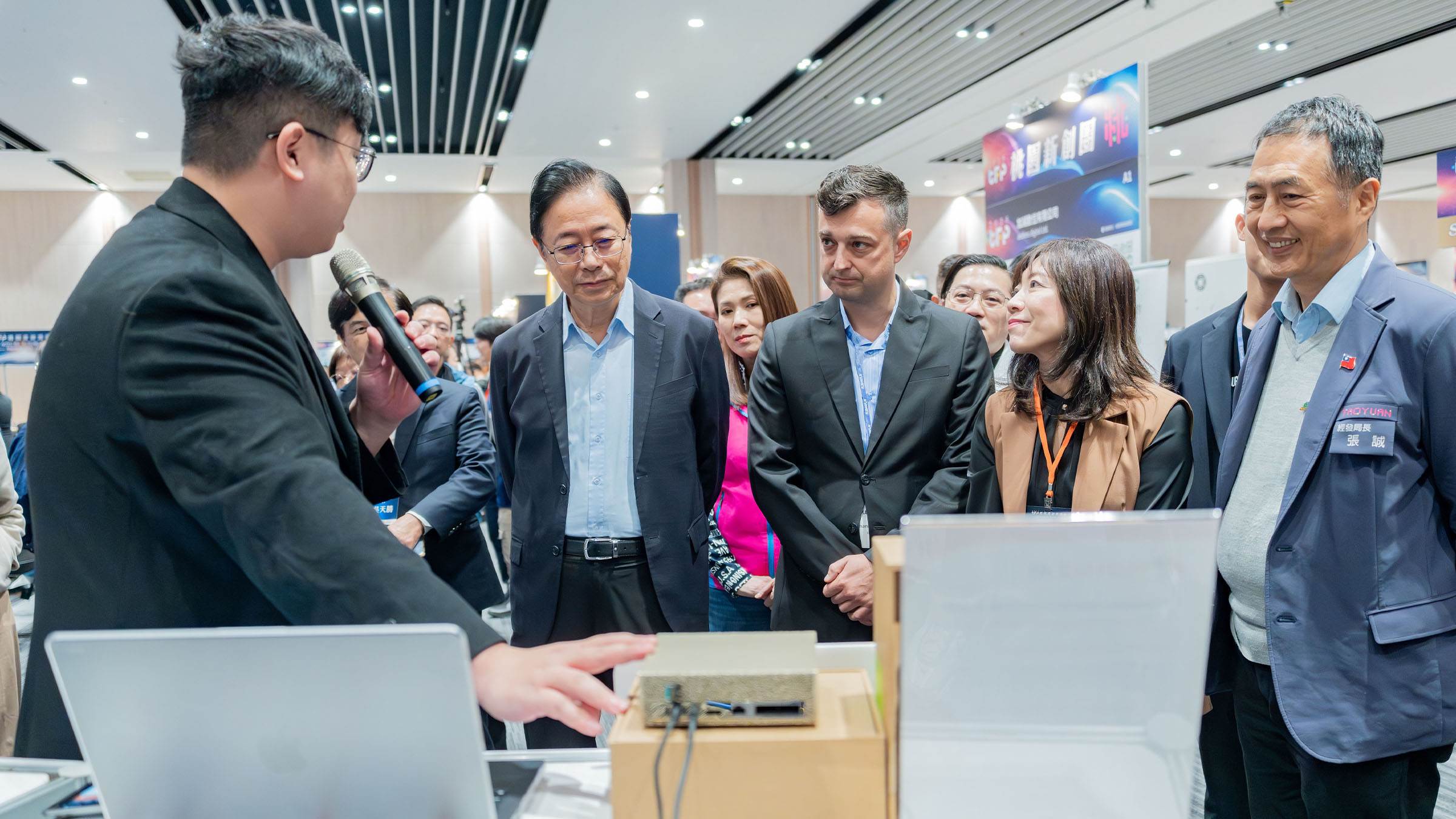 張市長參觀攤位。（圖／業者提供）