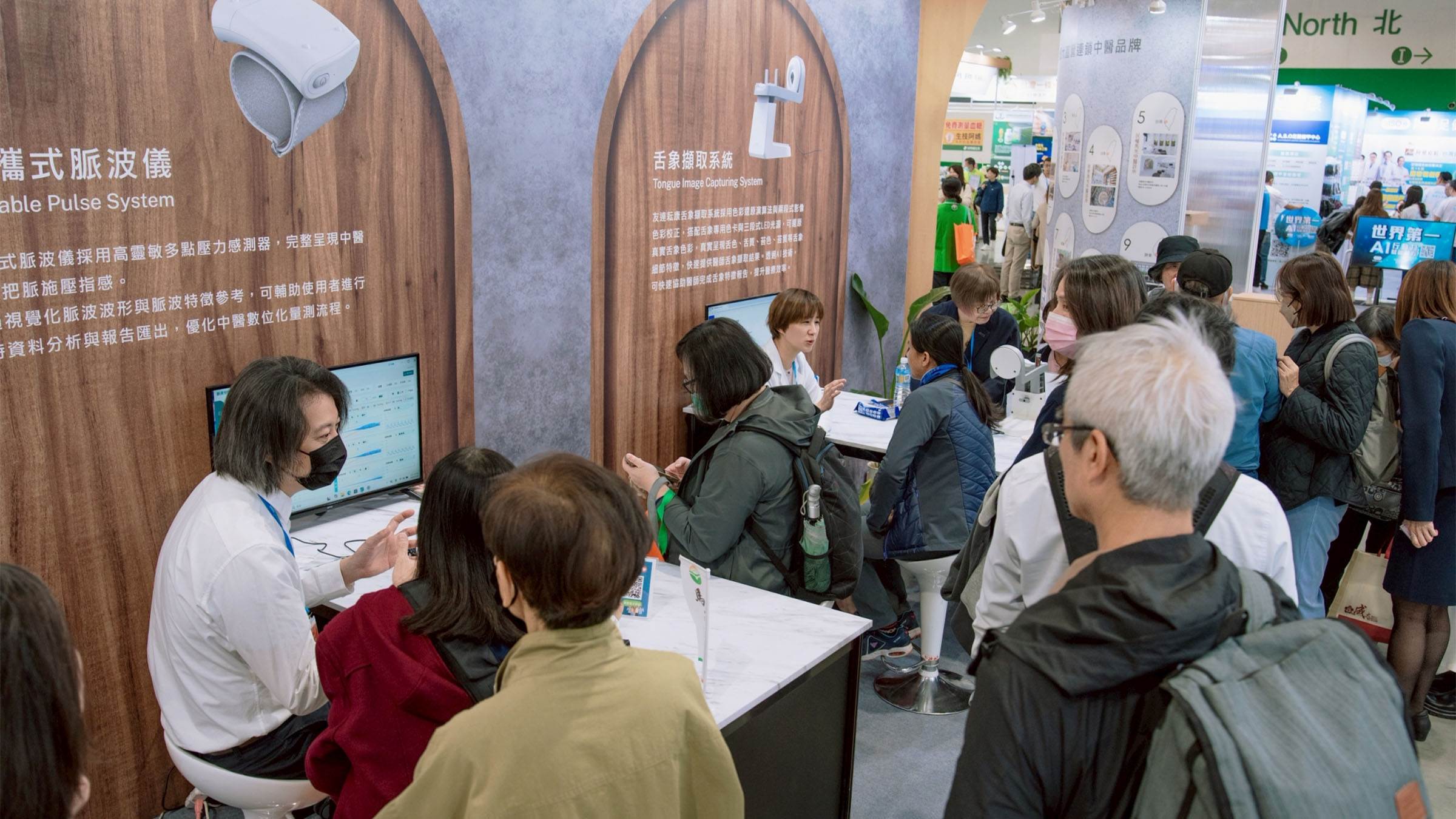 馬光醫療網聯手友達耘康展示AI舌脈診檢測，現場體驗人潮絡繹不絕（圖／馬光中醫提供）