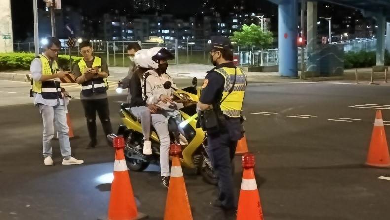 新北警攔檢改裝噪音車並通報環保局。（圖／新北市政府警察局）