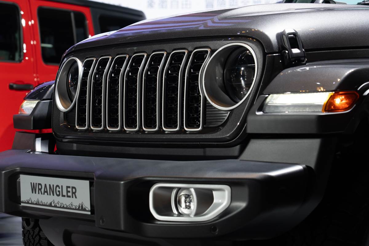 七槽式格柵水箱護罩源自前輩車款Willys在二戰奔赴七大洲的歷史足跡。(圖/林昱丞攝影)