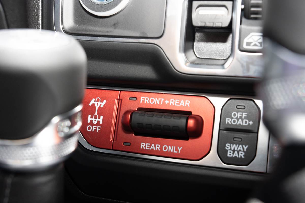 Tru-Lok電子差速器鎖定系統,可將動力平均分配至左右車輪,電子可斷開式前防傾桿則大幅增加前軸的落差行程。(圖/林昱丞攝影)