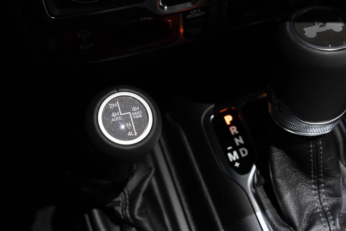 Wrangler Rubicon配備Jeep最強悍的Rock-Trac四輪驅動系統,具備4.0:1低速加力齒比,使車輪在低速攀爬時擁有強大的扭力輸出。(圖/林昱丞攝影)