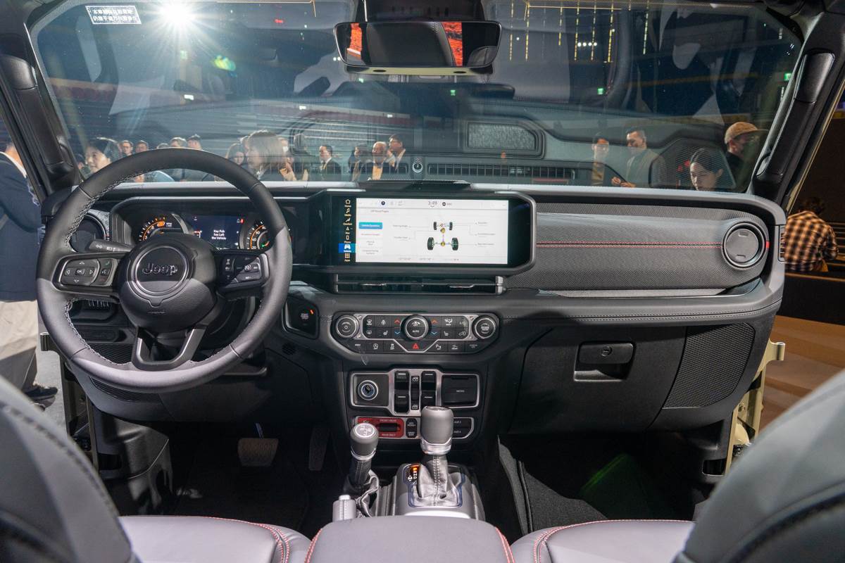 Wrangler車室中央配備12.3吋HD全彩觸控螢幕音響系統,搭載最新世代Uconnect多媒體資訊系統。(圖/林昱丞攝影)