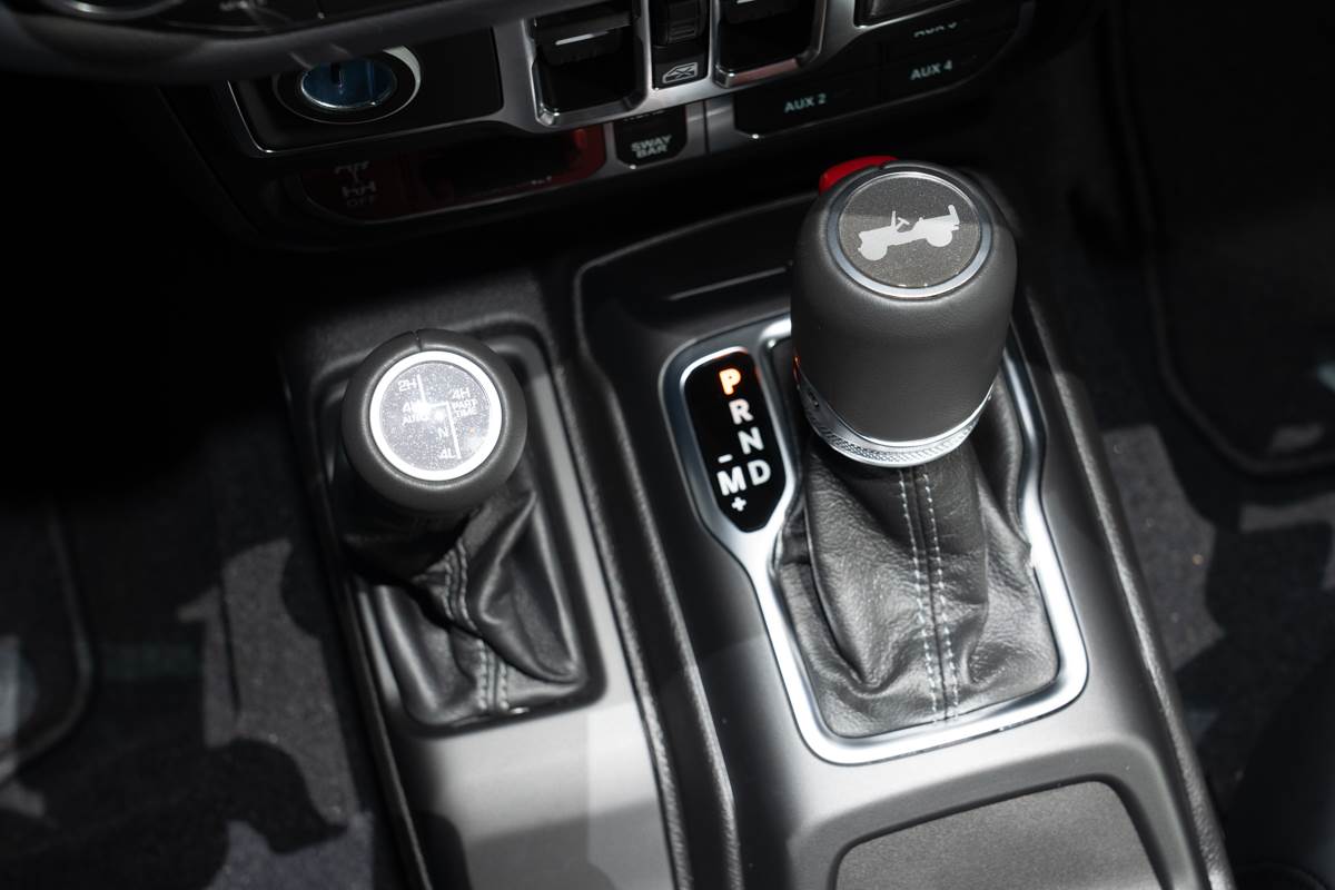 變速箱為ZF 8速手自排,其提供更廣泛的齒比分布。(圖/林昱丞攝影)