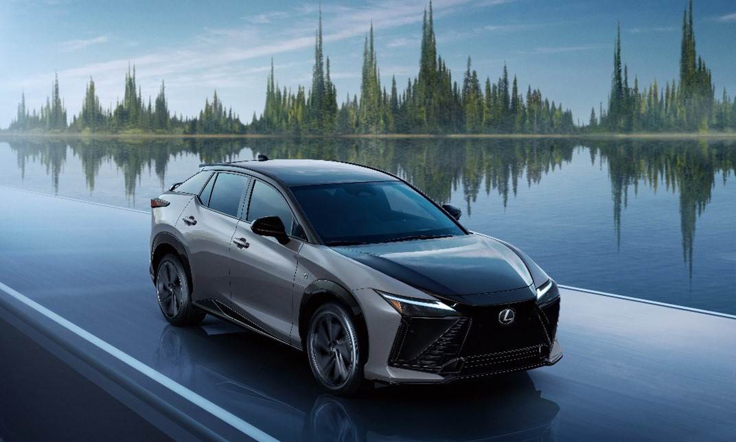 RZ 550e F SPORT擁有專屬的前後下擾流設計、運動化尾翼及專屬徽飾、20吋鋁圈搭配Aero運動輪圈蓋。(圖/Lexus提供)