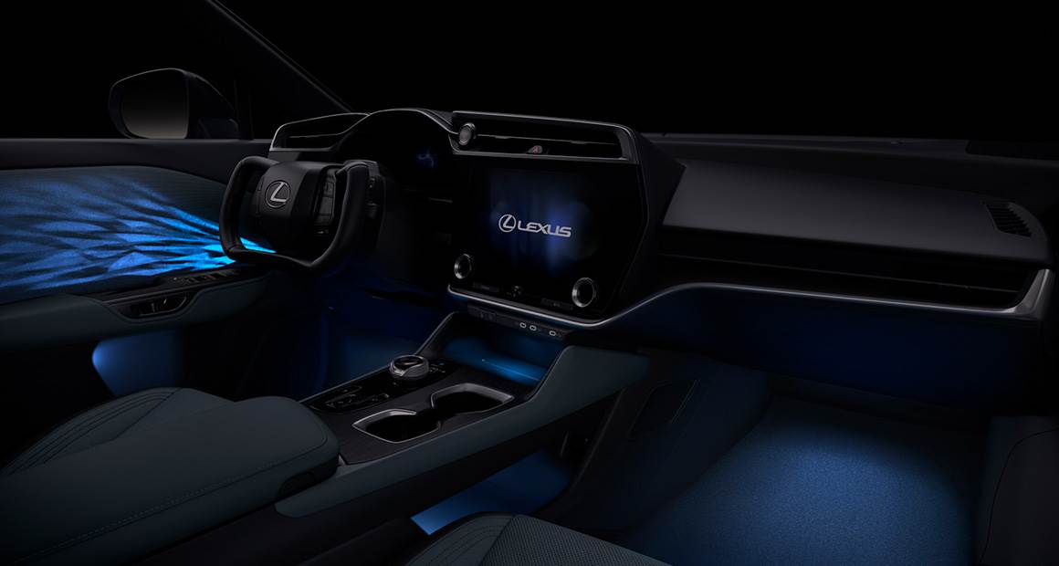 RZ 500e旗艦版有Ultrasuede人造麂皮座椅、雷射雕刻車門飾板,及64色投射式動態車室氣氛燈。(圖/Lexus提供)