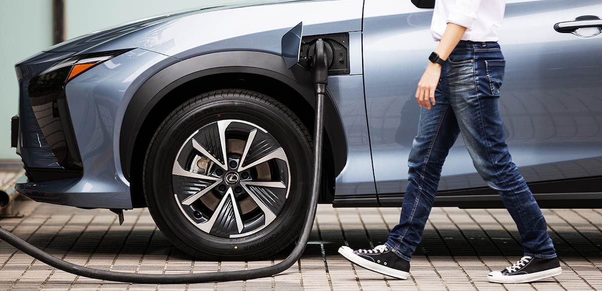 Lexus舉辦「RZ無限暢充禮遇」活動,期限內完成訂車的車主,完成綁定步驟即享一年不限行駛里程的免費充電服務。(圖/Lexus提供)