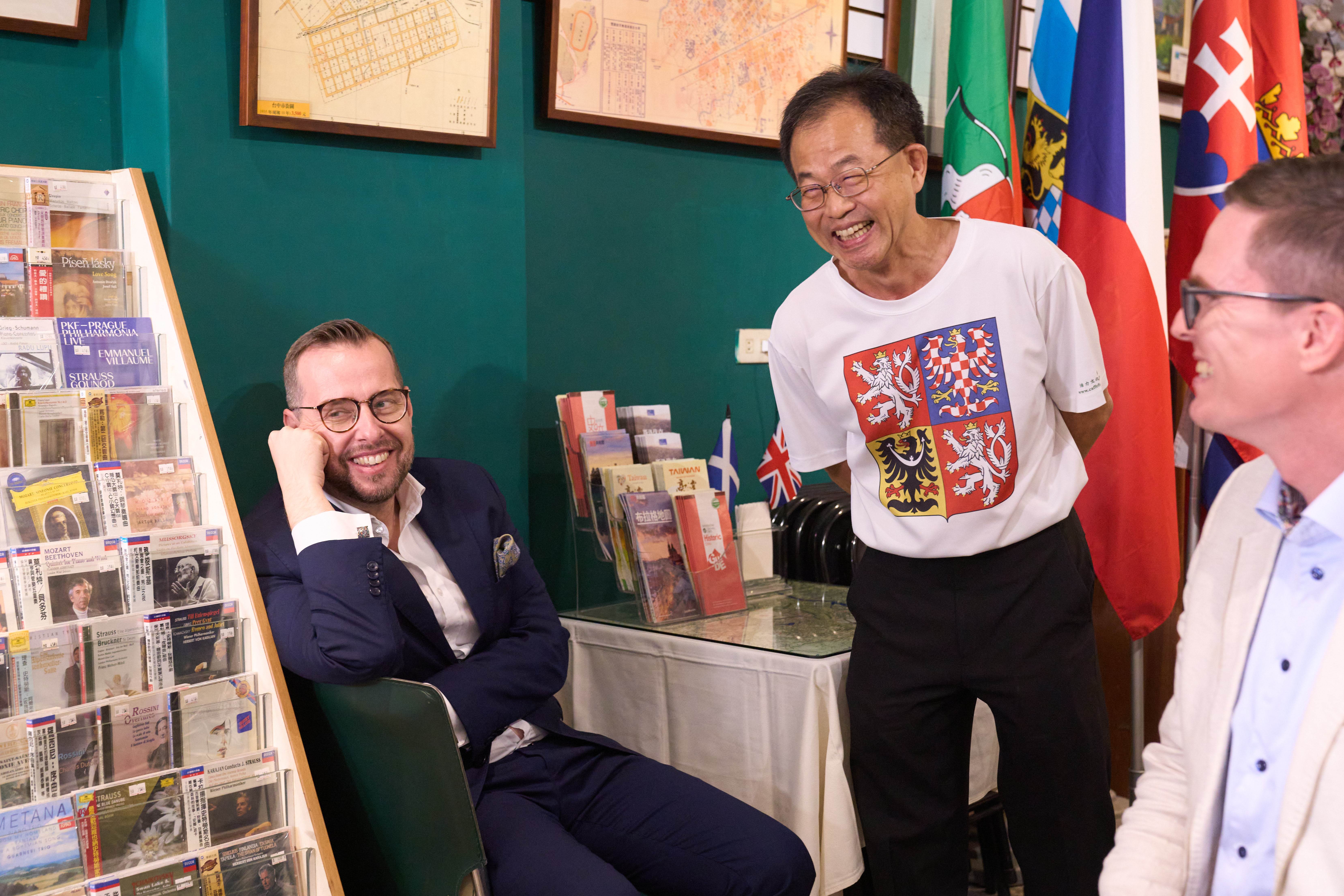 史坦格代表到台中國美館附近的活力文化咖啡館-老闆高嵩明曾獲捷克國家之友獎 (1)