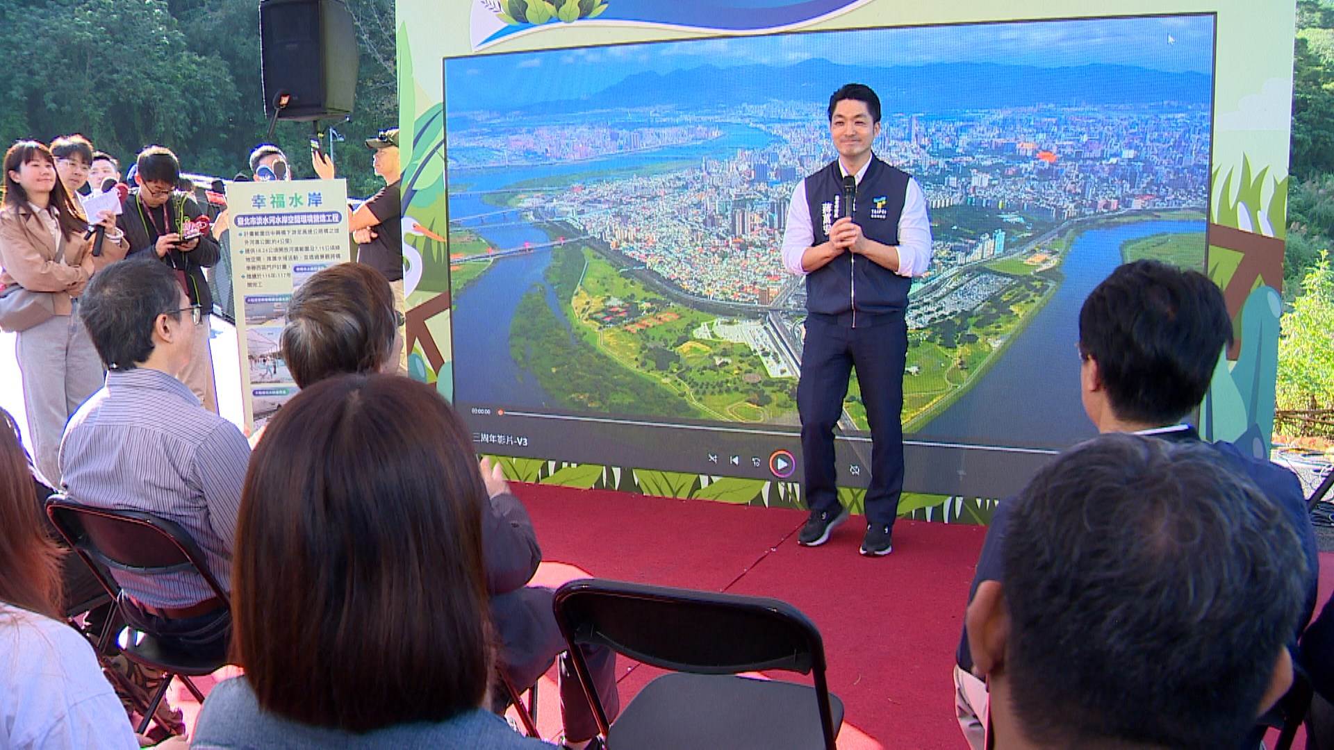  蔣萬安市長現場說明河川重現天日後的改造成果。（圖／東森新聞）