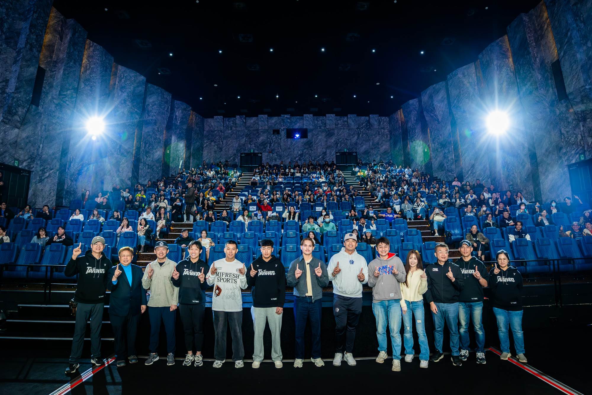 臺灣棒球國家隊紀錄電影《冠軍之路》於11日在 MUVIE CINEMAS 台北松仁舉辦大型試片會。(左起 監製張永昌、威剛科技董事長陳立白、YouTuber Josh、中職球星陳冠宇、戴培峰、莊昕諺、