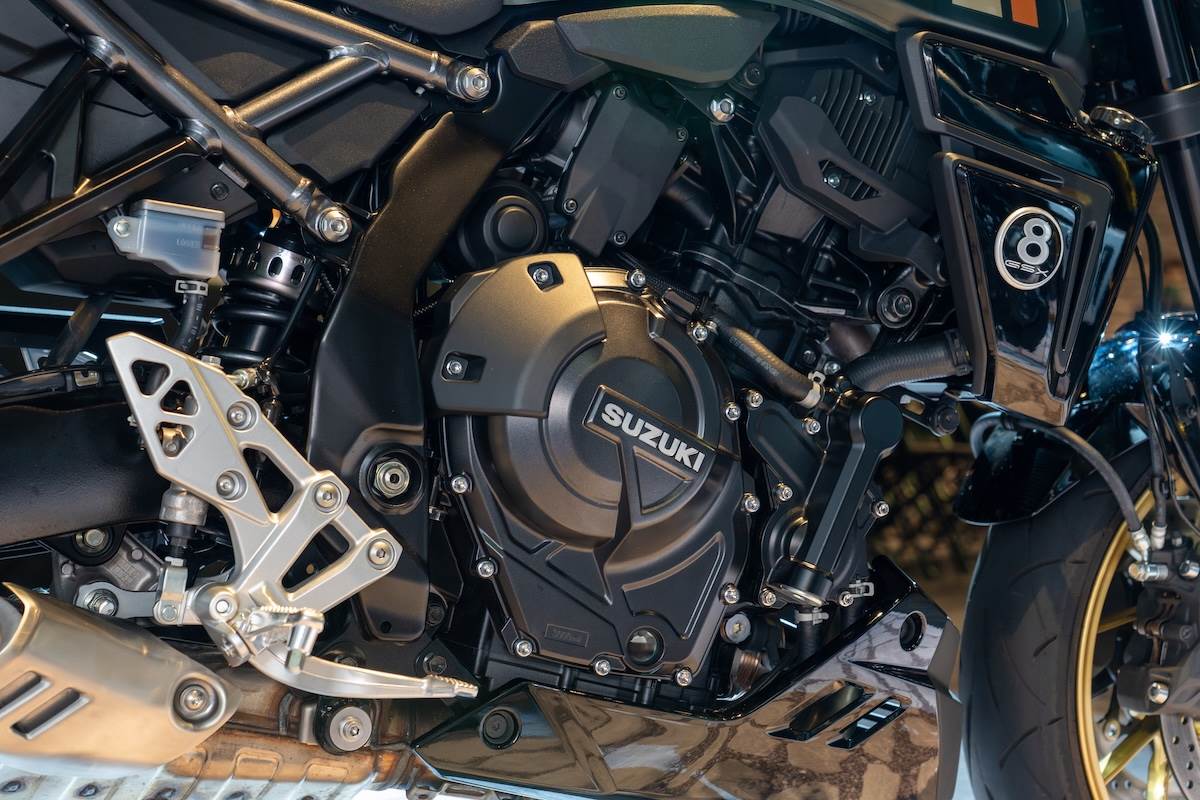 雙車款搭載新世代776c.c.水冷DOHC並列雙缸引擎,採用270度曲軸設計,最大馬力為81.8匹,最大扭力則是78Nm。(圖/林昱丞攝影)