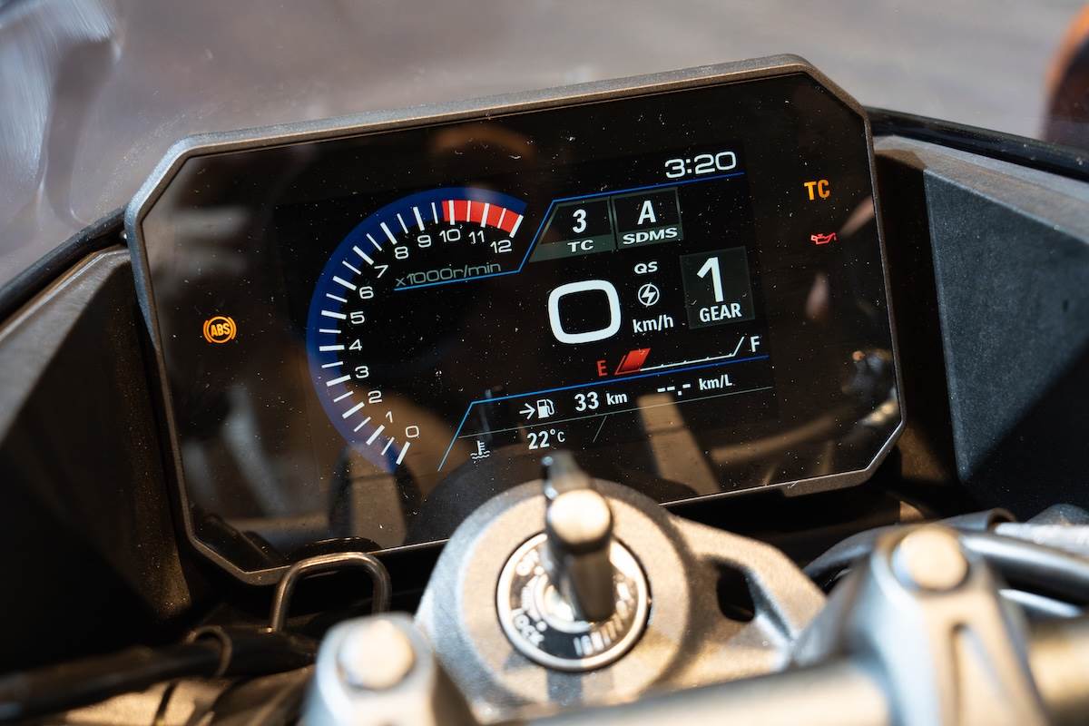 全新GSX-8T與GSX-8TT搭載5吋TFT全彩液晶儀表,並擁有S.I.R.S.智慧騎乘輔助系統(Suzuki Intelligent Ride System)。(圖/林昱丞攝影)