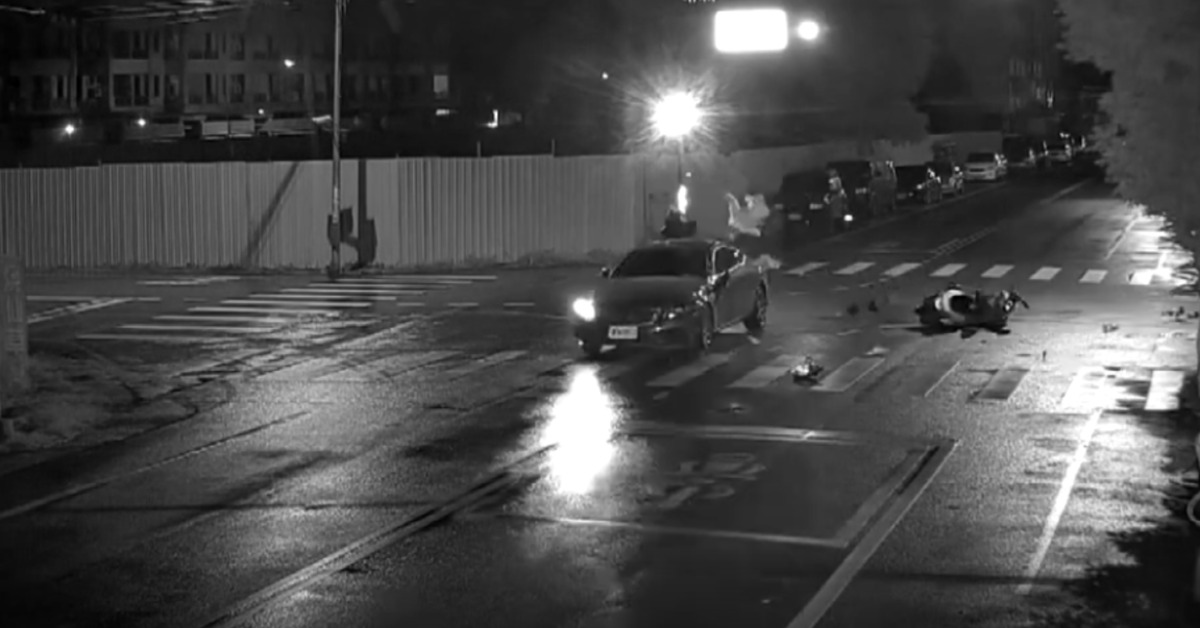 花蓮一對情侶騎車經過路口時，與自小客車碰撞。（圖／東森新聞）