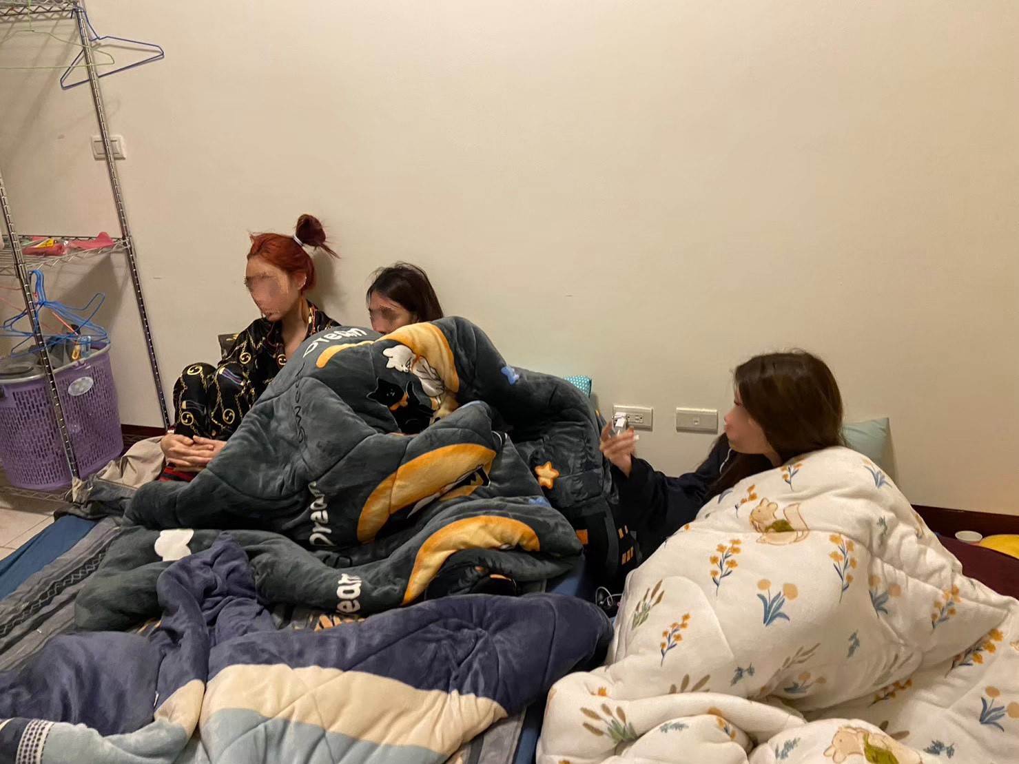 02泰女睡眼惺忪，遭移民署人員查獲