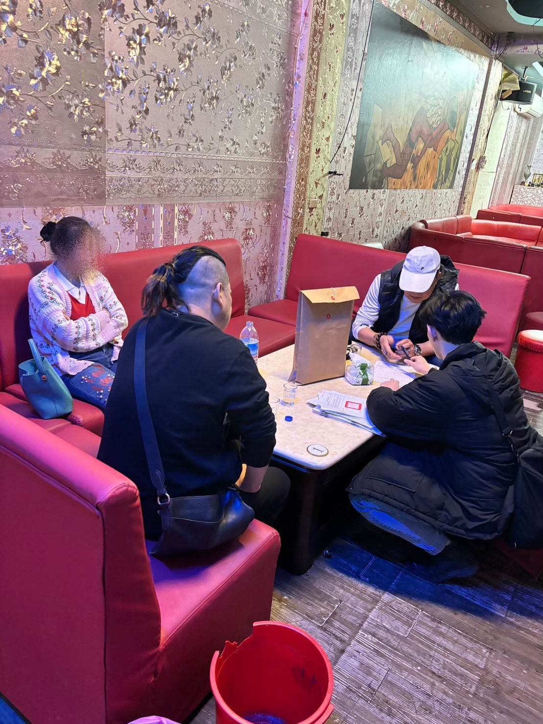 03查察人員前往餐酒館執行搜索扣押