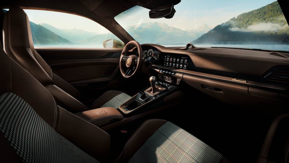 內裝部分以石灰黃縫線，以及採用F.A.格紋織布材質的中央椅面，與松露棕色Club真皮內裝搭配而成。（圖／Porsche提供）