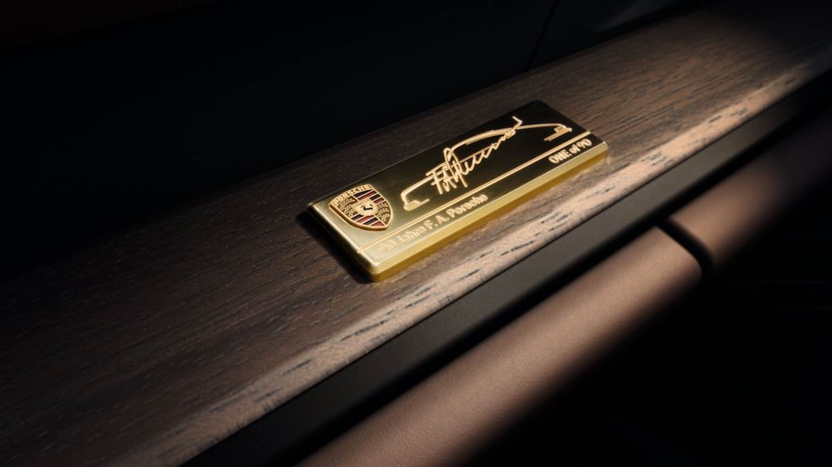 副駕駛前方飾板上設有鍍金銘牌，刻上簽名、原始911車身線條與「One of 90」字樣。（圖／Porsche提供）