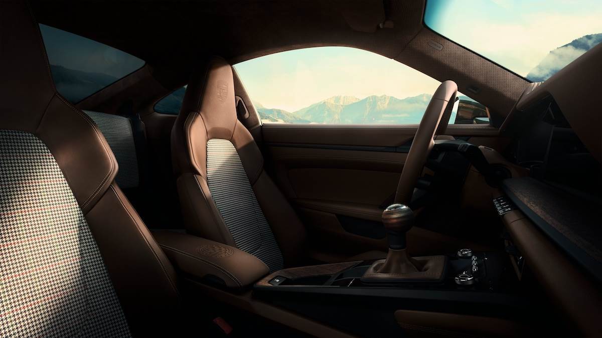 中央椅面採用F.A.格紋織布材質。（圖／Porsche提供）