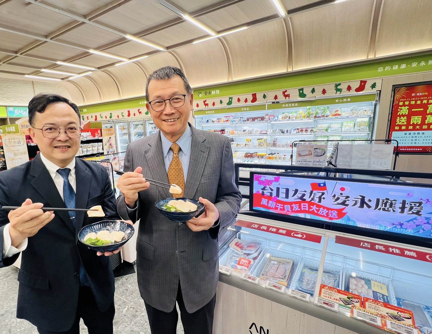 安永大健康事業大家長、崇越集團副董事長賴杉桂、安永大健康事業執行長林進賢響應台日友好，大啖干貝。（圖／安永生活提供）