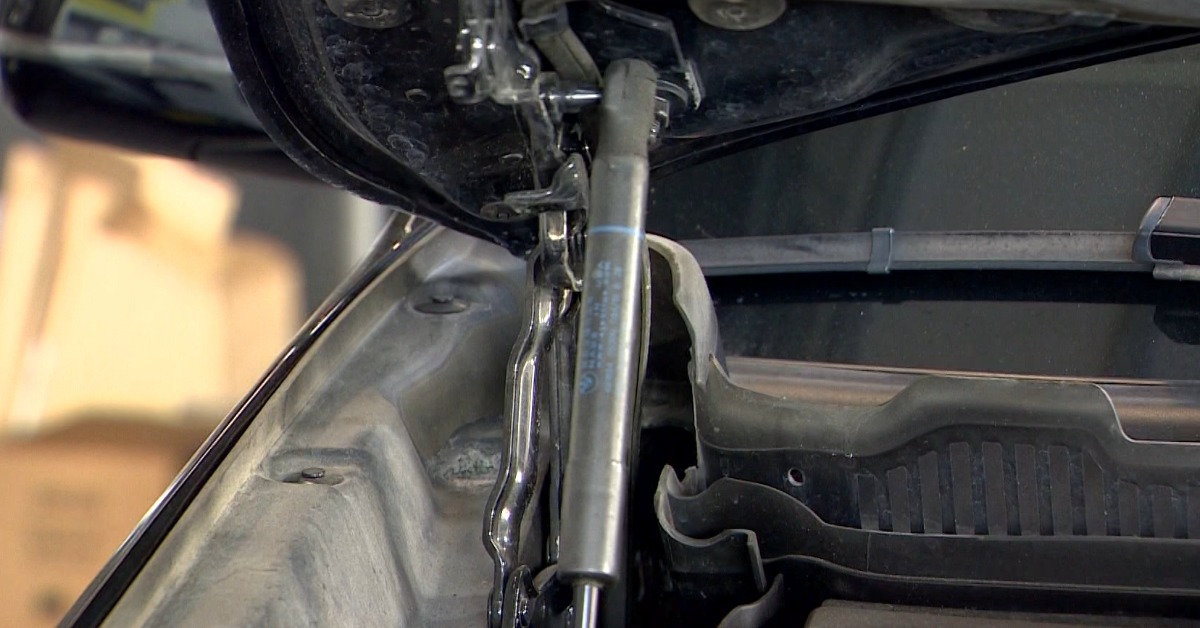 只要有一點縫隙，當強風灌入時，就算是油壓式引擎蓋也擋不住。（圖／東森新聞）