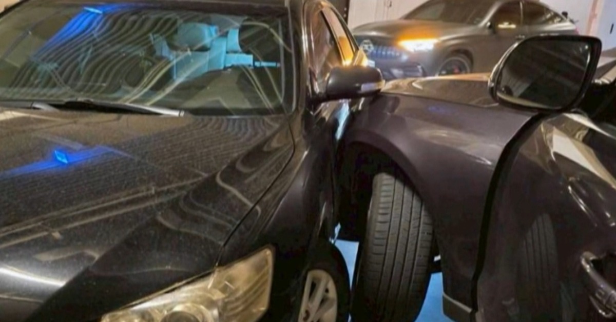 在停車場裡，兩車發生碰撞。（圖／東森新聞）