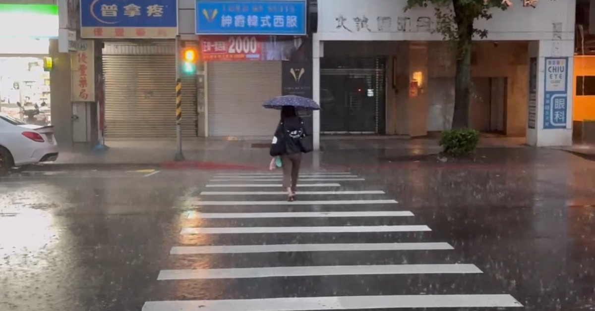 中央氣象署今（12）日20時05分，針對3縣市發布大雨特報，提醒民眾留意雨勢。（示意圖／東森新聞）