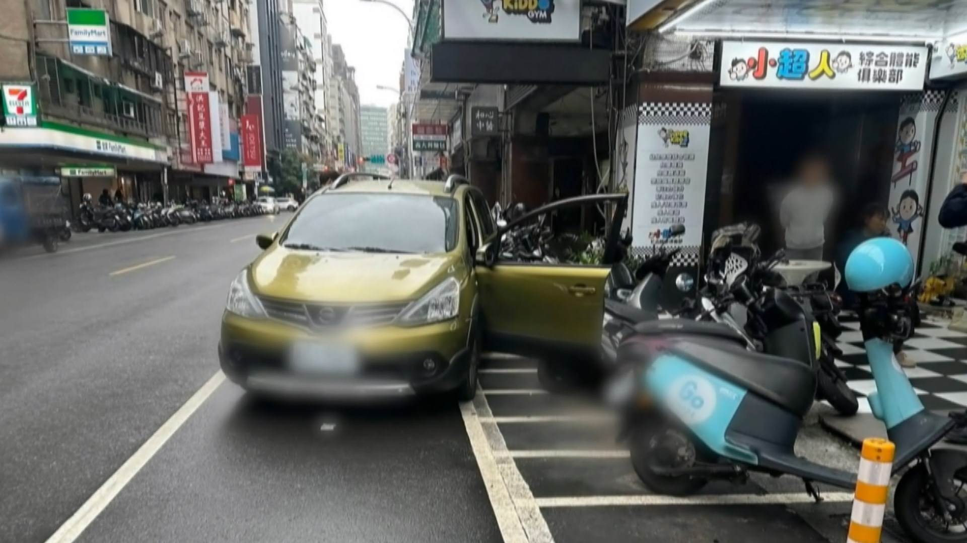 20251213-256-X5_車跑了連撞1400.mxf_snapshot_00.56.838