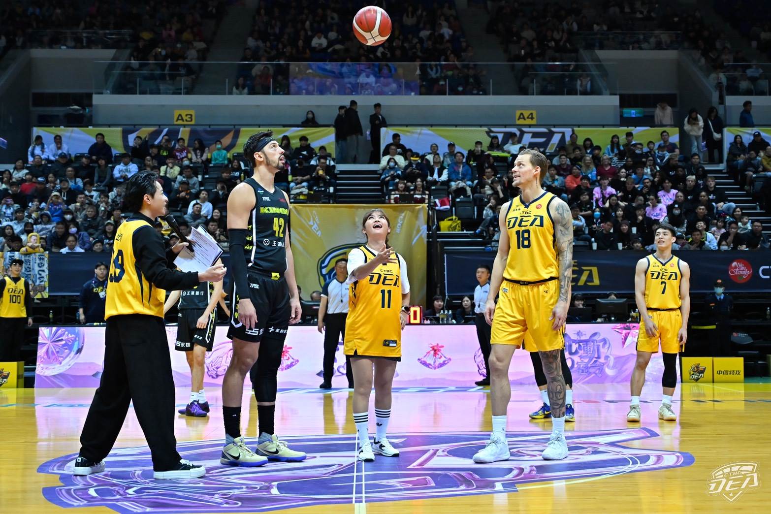 圖說:中信特攻新聞稿-東森氣象主播王淑麗為賽事開球 (1)