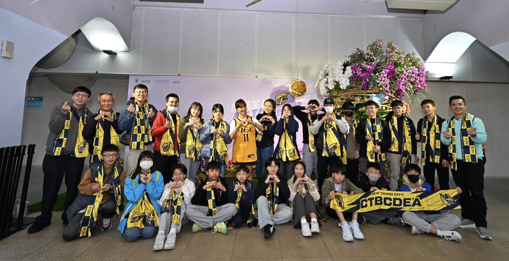 圖說:中信特攻新聞稿-中信特攻攜手東森幼幼基金會,邀請東森氣象主播王淑麗(圖中)、基隆明德國中校長徐仁斌(右一)和同學進場為中信特攻加油。