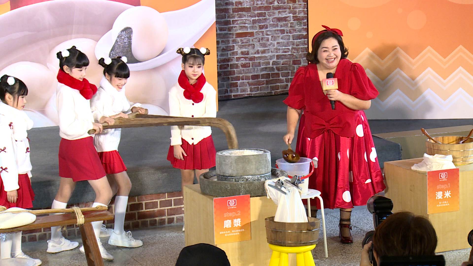 桂冠年度代言人鍾欣凌體驗傳統湯圓製作工序，現場品嚐提拉米蘇湯圓，直呼一口接一口停不下來。（圖／東森新聞）