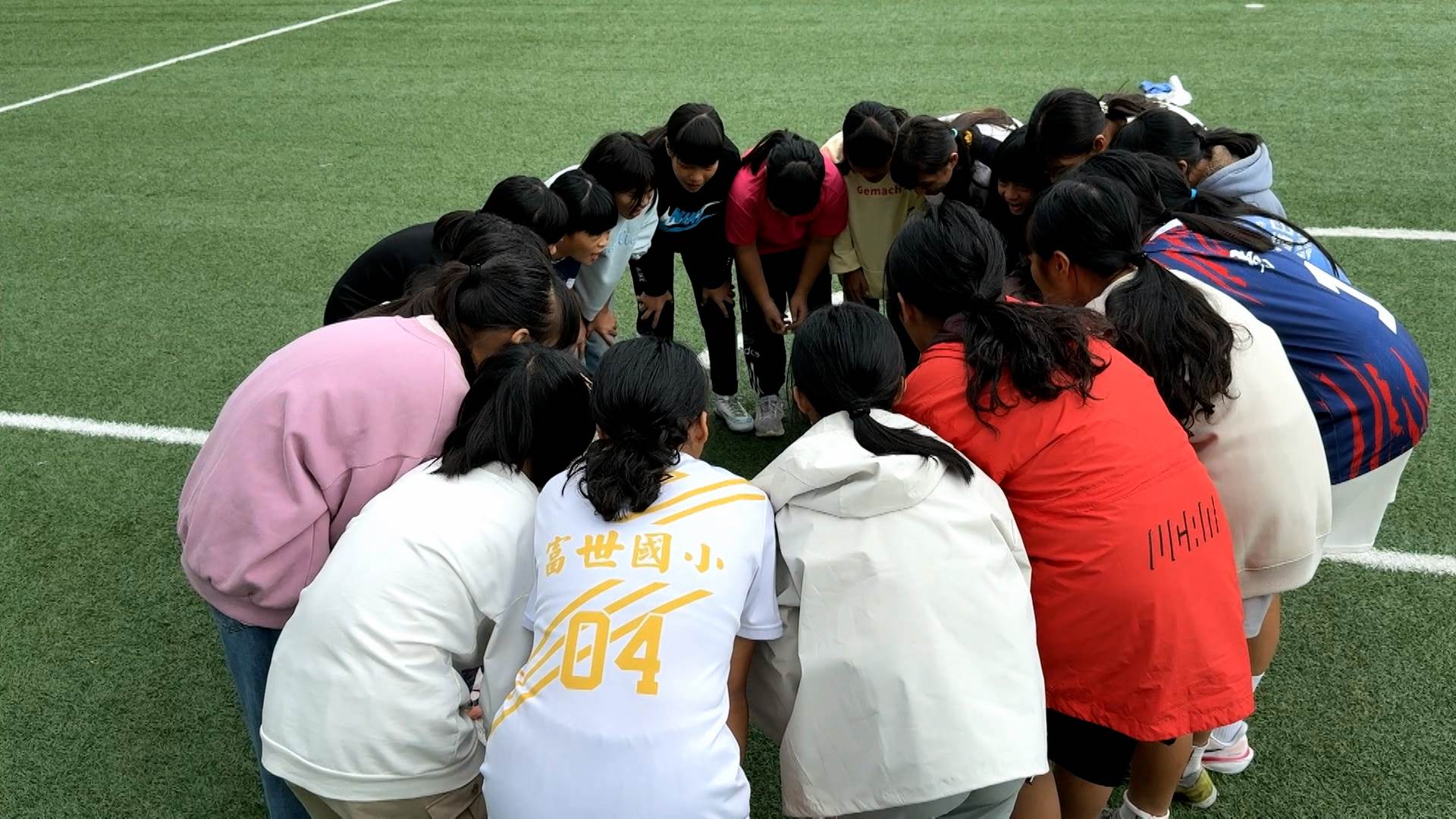 富世國小球員在身體條件上具備明顯優勢，身高體格都比同齡選手更加突出紮實。（圖／東森新聞）