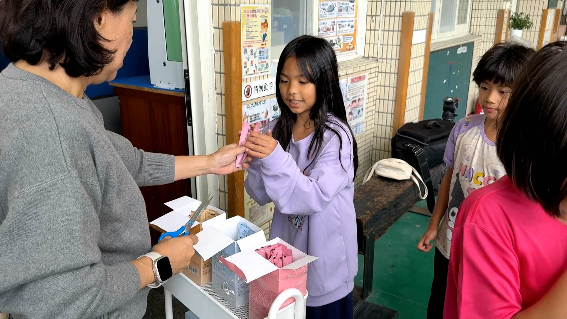 校內護理師每日協助學童補充由企業提供的營養補給品，並依孩子需求彈性調整口味，多樣化的選擇提升接受度，讓學童能穩定且持續地補充營養。（圖／東森新聞）