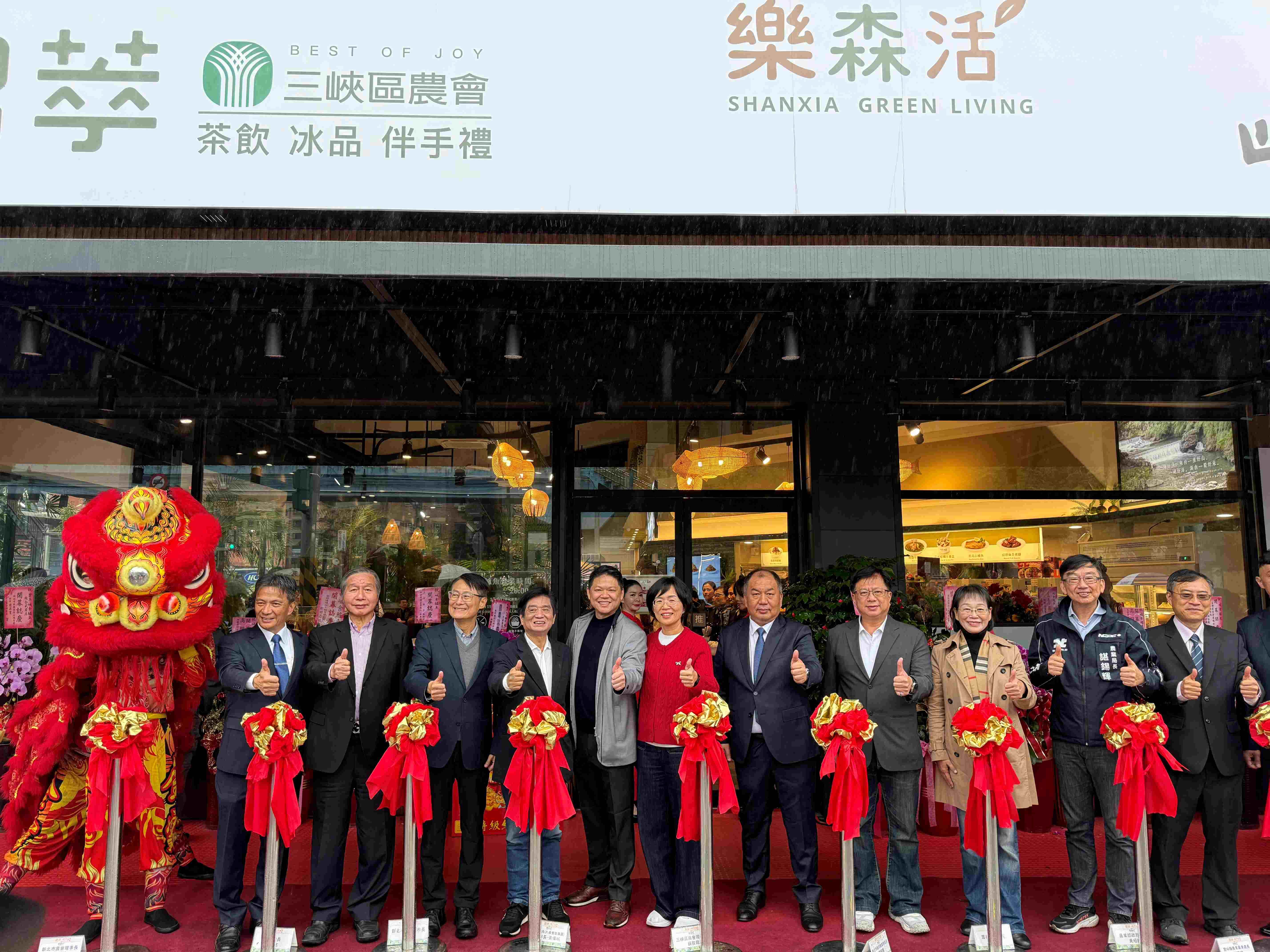 新北市副市長<a href='/search/tags/陳純敬/' target='_blank'>陳純敬</a>(左3)今(13)日出席<a href='/search/tags/三峽區農會/' target='_blank'>三峽區農會</a>品牌旗艦據點「樂森活」開幕剪綵儀式_0