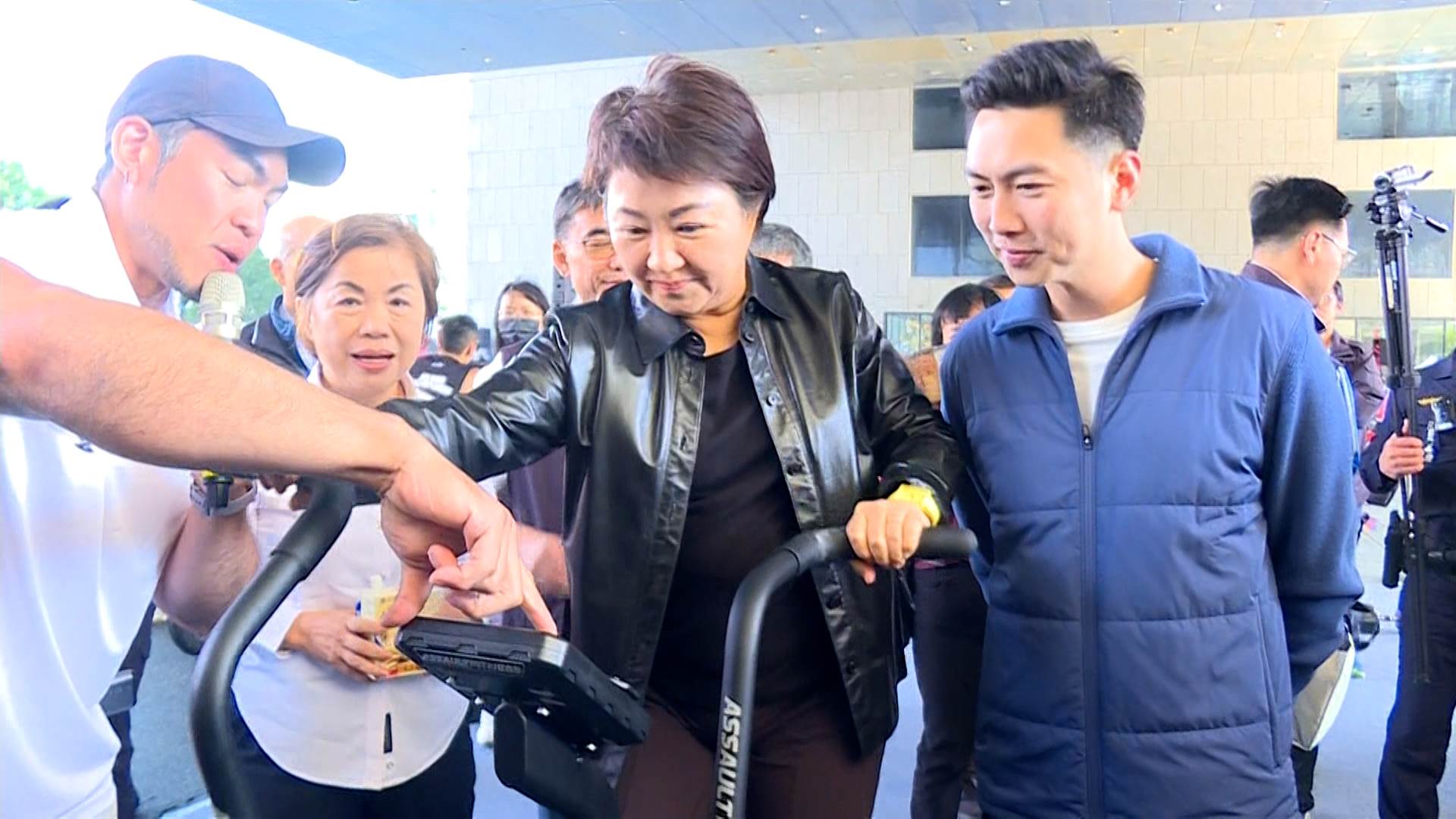 臺中市長盧秀燕親臨全球極限體能鋼鐵大賽現場，實際體驗踩飛輪、跨步拉壺鈴等項目，並近距離為參賽選手加油打氣，展現對<a href='/search/tags/全民運動/' target='_blank'>全民運動</a>的支持。（圖／東森新聞）