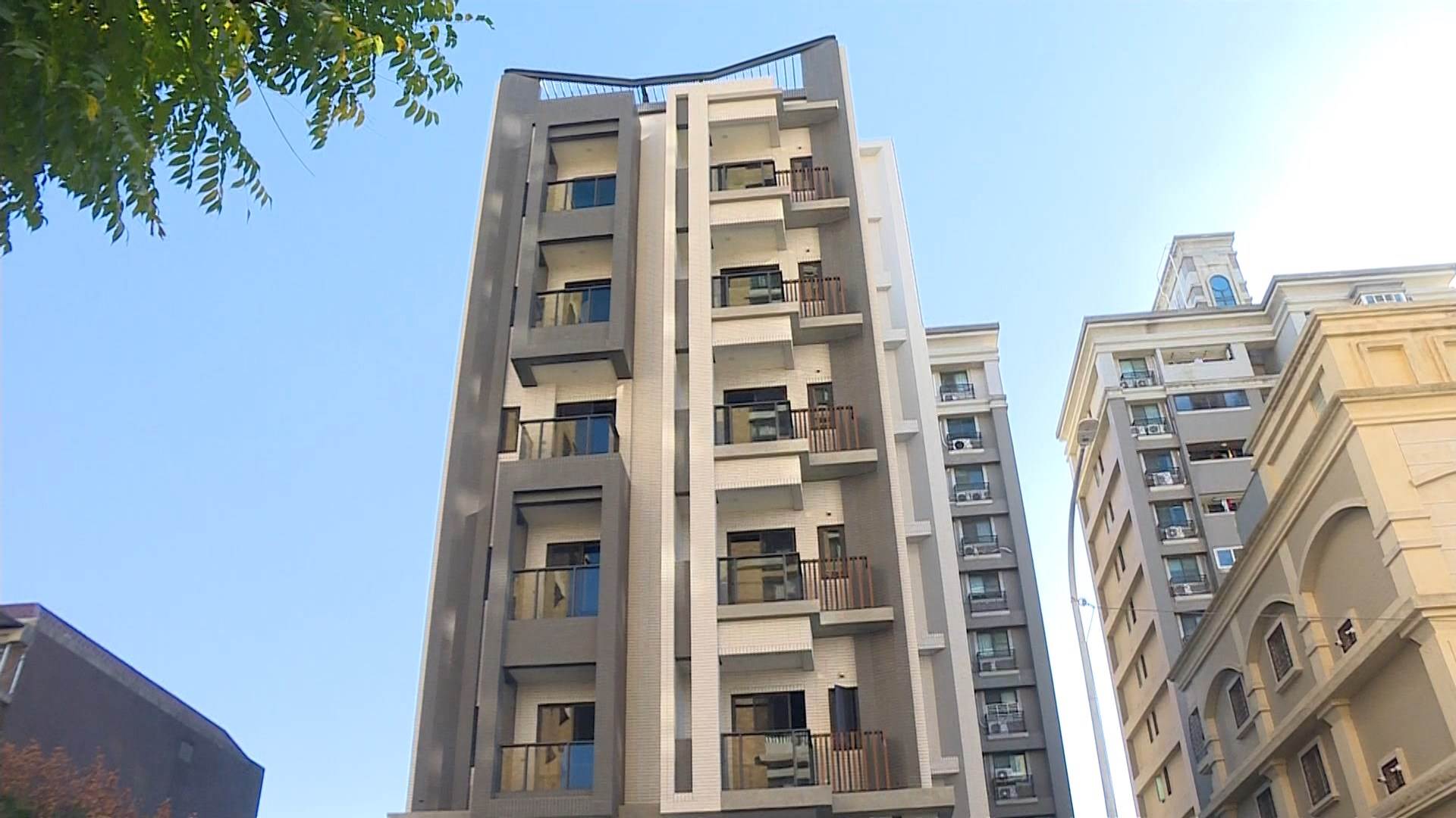 臺中購物節的壓軸獎品為一戶精品豪宅，因此吸引許多民眾踴躍參與。（圖／東森新聞）