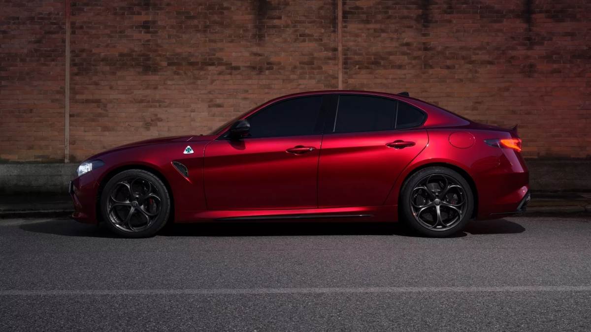 Collezione特仕版在外觀上最大的亮點是採用了獨特的Rosso Collezione紅色烤漆,Giulia轎車顏色為更深沉、更具極致運動感的外觀。(圖/愛快羅密歐提供)